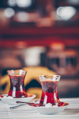 Türk çayı restoranda. Türk mutfağı ve seyahat kavramı. Dikey