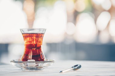 Türk çayı açık. Türk mutfağı ve seyahat kavramı. Yatay, hafif serin tonlama