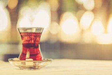 Türk çayı açık. Türk mutfağı ve seyahat kavramı. Tonlama yatay, sıcak