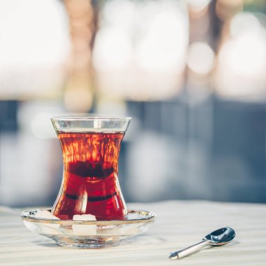 Türk çayı açık. Türk mutfağı ve seyahat kavramı. Kare, hafif serin tonlama