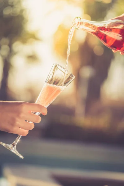 Ober Pourring Mousserende Wijn Een Glas Van Vrouw Het Buiten — Stockfoto