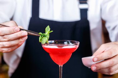 Bir gece kulübünde kokteyl dekorasyon barmen. Gece hayatı ve eğlence kavramı. Yatay