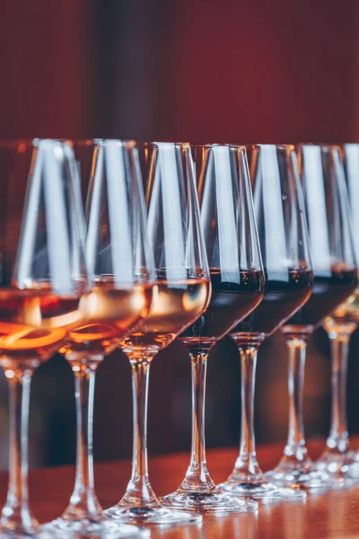 Wine Glasses Row Buffet Table Celebration Wine Tasting Nightlife Celebration — Stock Photo, Image