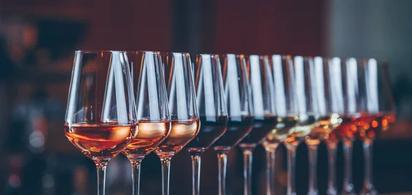 Wine Glasses Row Buffet Table Celebration Wine Tasting Nightlife Celebration — Stock Photo, Image