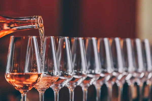 Wine Glasses Row Pouring Wine Buffet Table Celebration Wine Tasting — Stock Photo, Image