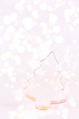 Noel ağacı bakır çerez kesici bokeh ışıkları ile beyaz köpüklü arka planda. Tatil Noel ve yeni yıl arka plan. Yakın çekim. Dikey, parlak ışık bokeh arka plan