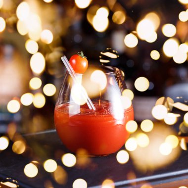 Bloody Mary veya korkumu kokteyl barda sayaç. Klasik kokteyl. Koyu arka plan. Kare, cesur ışık bokeh