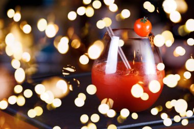 Bloody Mary veya korkumu kokteyl barda sayaç. Klasik kokteyl. Koyu arka plan. Yatay, yakın çekim, kalın ışık bokeh