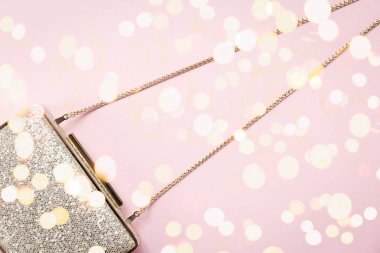 Festival akşam altın debriyaj pembe üzerinde. Tatil ve kutlama arka plan. Lüks aksesuarları ve parti kavramı. Yatay, cesur ışık bokeh arka plan