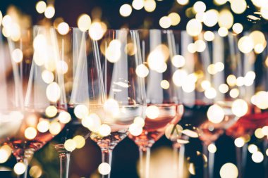 Üst üste gözlük şarap. Şarap tadımı tablo kutlama açık büfe. Gece hayatı, kutlama ve eğlence kavramı. Yatay, soğuk tonlu görüntü, parlak ışıklar bokeh arka plan