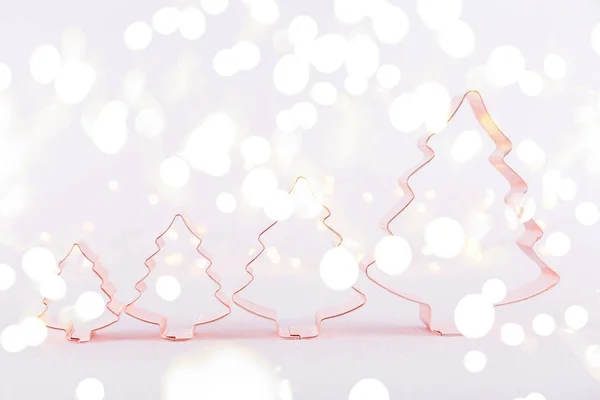 Рядок Різдвяної Ялинки Мідні Різаки Печива Білому Ігристому Фоні Боке — стокове фото