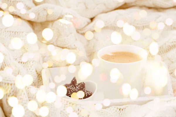 白いウールの毛布のチョコレート クッキーとホット飲料マグカップ 温かい飲み物 居心地の良い家 寒いシーズン コンセプト 水平方向 明るいライト背景のボケ味 — ストック写真
