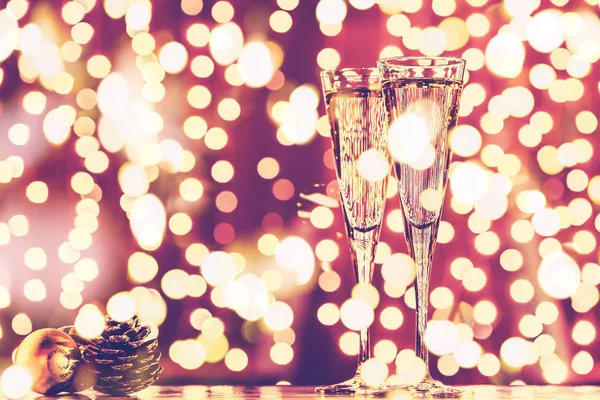 两杯香槟和圣诞玩具 节日的灯光预示着圣诞节的背景 新年假期庆祝活动 紫罗兰色到粉红色 大胆的光 — 图库照片
