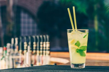 Bardaki limonata standı. Lüks Tatil kavramı. Yatay