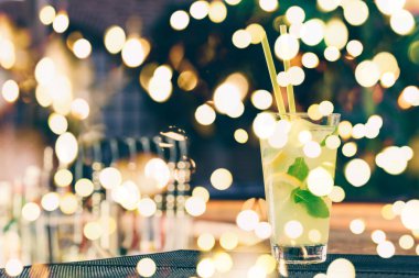 Bardaki limonata standı. Lüks Tatil kavramı. Yatay. Kalın şenlikli bokeh