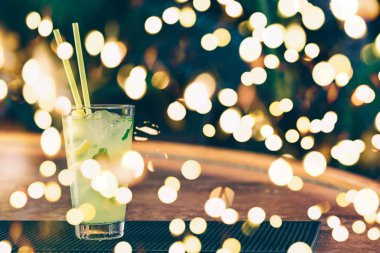Bardaki limonata standı. Lüks Tatil kavramı. Yatay. Kalın şenlikli bokeh