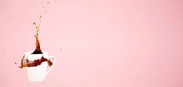 Концепция Кофе Минимальное Искусство Твердое Прошлое Брызги Кофе Левитационная Кружка — стоковое фото