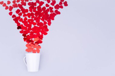 Beyaz Çin kupa glitter kalp konfeti ile. Sevgililer günü kavramı. Şık minimalist düz tasarım arka plan yattı. Yatay