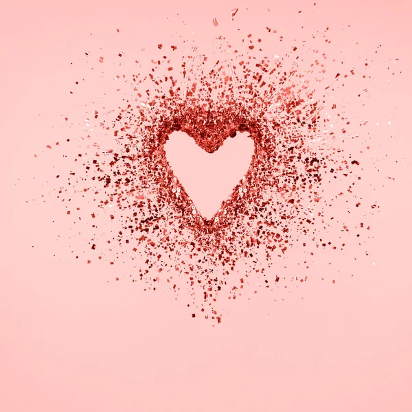 Corazón Purpurina Disolviéndose Pedazos Sobre Fondo Rosa Día San Valentín —  Fotos de Stock