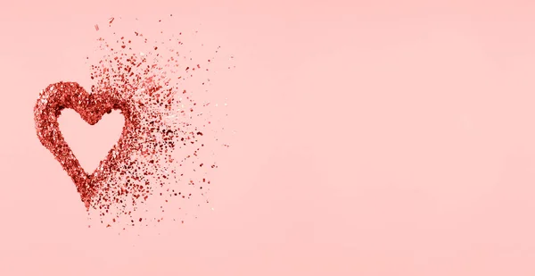 반짝이 분홍색 배경에 조각으로 발렌타인 마음과 와이드 스크린 — 스톡 사진