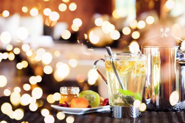 Papatya çayı ile kurutulmuş meyve. Spa zaman kavramı. Spa lounge alanı. Yatay, kalın şenlikli bokeh