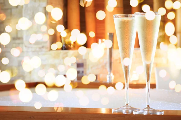 Två Glas Champagne Nära Jacuzzi Alla Hjärtans Bakgrunden Romance Koncept — Stockfoto