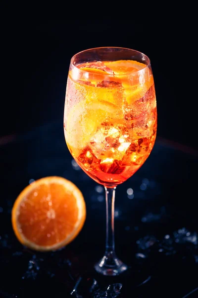 Elegante Aperitivo Alcohólico Spritz Cóctel Moda Con Rebanada Naranja Sobre —  Fotos de Stock