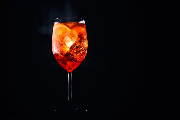 美味的酒精外壁 Spritz 时尚鸡尾酒与橙色切片的黑色背景 文本的位置 — 图库照片