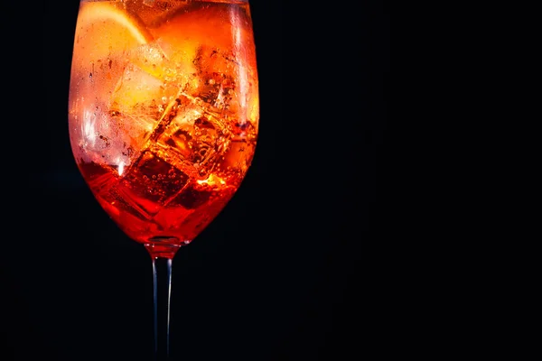 Velsmagende Alkoholisk Aperol Spritz Trendy Cocktail Med Orange Skive Sort - Stock-foto