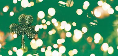 Glitter shamrock yeşil kağıt arka plan üzerinde. St Patricks Günü symb