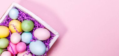 Beyaz bir tepsi çok renkli yumurtalar. Yaratıcı Paskalya kavramı. Modern