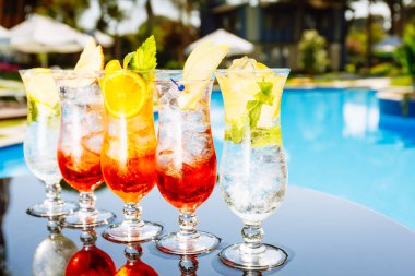 Zanaat kokteyller havuz kenarında. Tatil, yaz, tatil, lüks