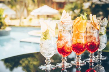 Zanaat kokteyller havuz kenarında. Tatil, yaz, tatil, lüks