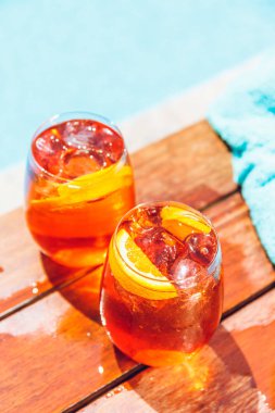 Aperol spritz ve negroni soğuk kokteyl iki bardak havuza kapalı.