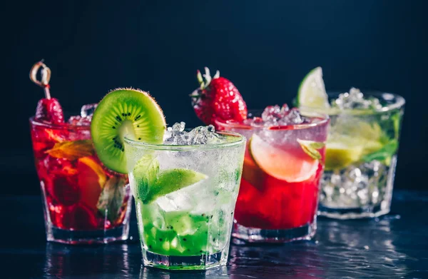 Cuatro cócteles alcohólicos sabrosos coloridos en una fila en el stand del bar . —  Fotos de Stock