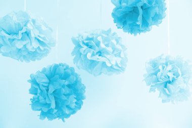 Erkek bebek partisinde kağıt çiçekler. Bebek duş kutlama konsepti