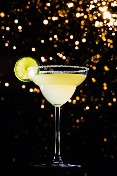 Classic daiquiri on the dark background with festive holiday bokeh.  Luxury craft drink concept — Stock Photo, Image