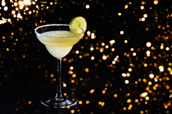 Classic daiquiri on the dark background  with festive holiday bokeh.  Luxury craft drink concept — Stock Photo, Image