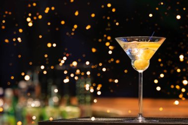Barda martini sayaç. Klasik barda kokteyl