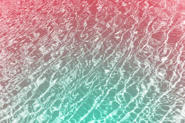 푸른 빛나는 수영장 물 잔물결의 표면. 녹색과 빨간색으로 미래지향적인 듀오톤 토닝 — 스톡 사진