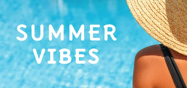 Cartão de vibrações de verão com uma garota na piscina — Fotografia de Stock