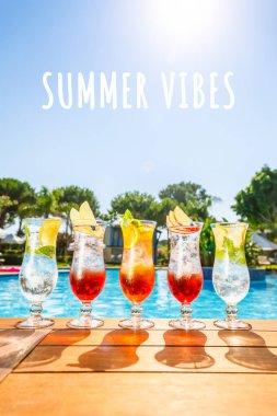 Havuz kenarında el yapımı kokteyller. Tatil, yaz, tatil, lüks tatil beldesi kavramı