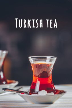 Restoranda Türk çayı. Türk mutfağı ve seyahat konsepti. Türk çayı ifadeleri