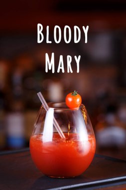 Bar tezgahında Bloody Mary ya da Ceasar kokteyli. Klasik kokteyl. Kanlı meryem ifade