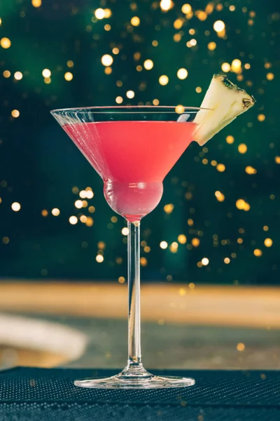 Cosmopolitan cocktail at the bar stand. Luxury vacation concept. Festive holiday celebration bokeh — Stock Photo, Image