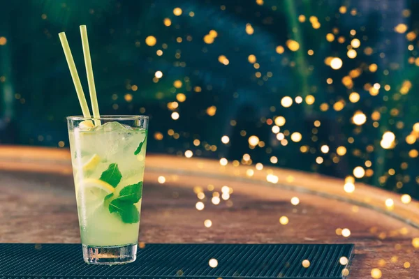 Lemonade at the bar stand. Luxury vacation concept. Festive holiday celebration bokeh — Stock Photo, Image