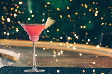 Bar standında kozmopolit kokteyl. Lüks tatil konsepti. Şenlikli tatil kutlaması bokeh