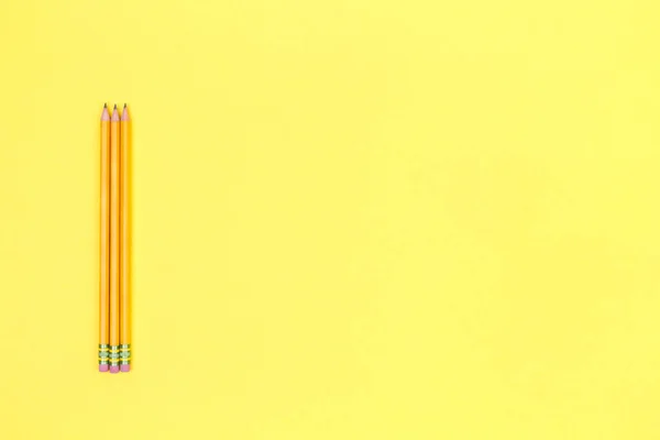 노란색 배경에 연필입니다. 학교 개념으로 돌아가기 — 스톡 사진
