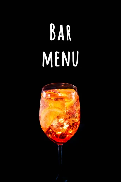 Cocktail de spritz apéro alcoolisé élégant avec tranche d'orange sur fond noir.. Bar menu formulation — Photo