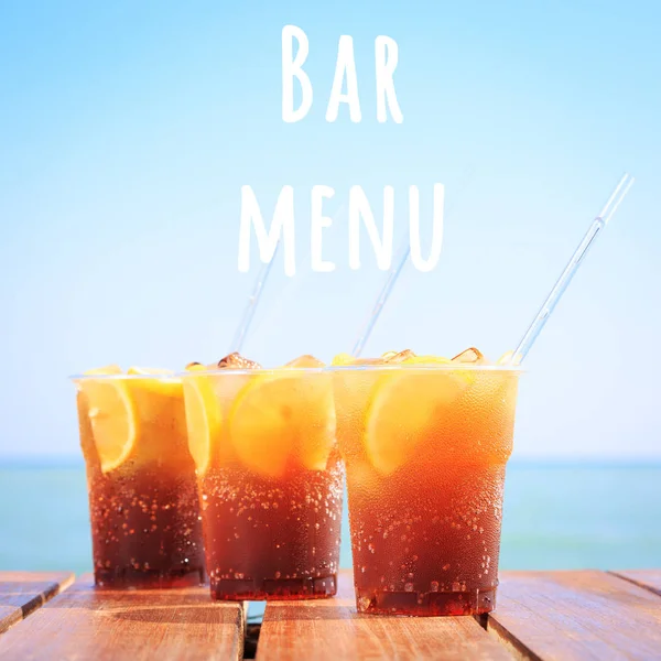 Begreppet lyxig tropisk semester. Tre Cuba Libre cocktails på piren. Barmeny formulering — Stockfoto